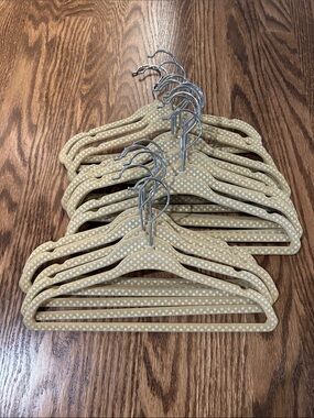 Non-Slip Polka Dot Velvet Toddler/Infant Hangers — Beige